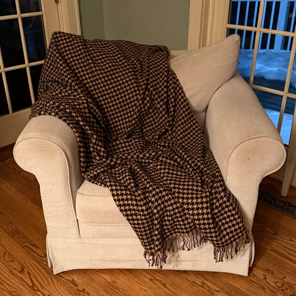 TBCo Lambswool Fringe Throw Blanket in Camel and Black Houndstooth